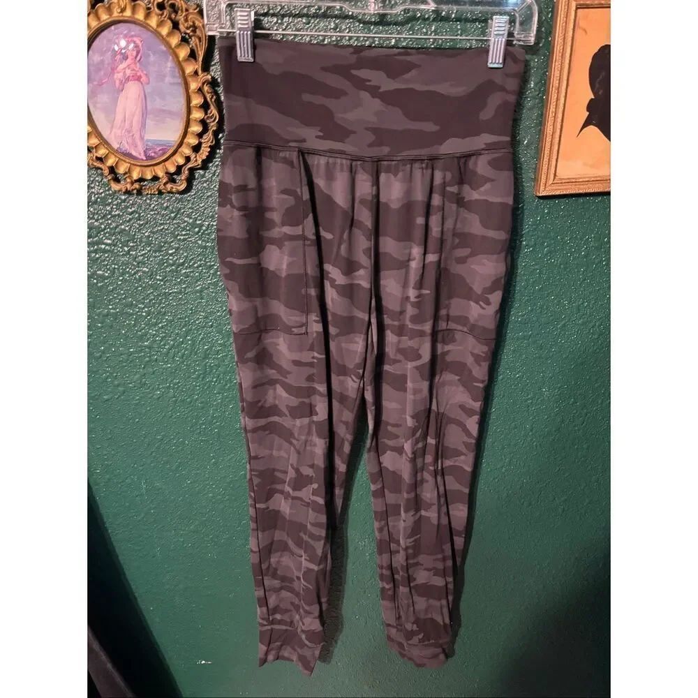 Athleta Camo Black Gray Salutation High Rise Joggers Size Small